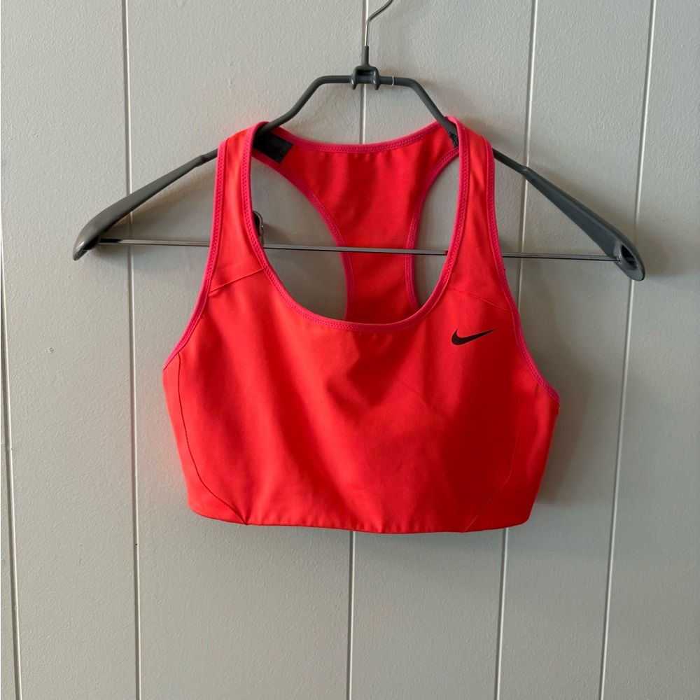 Nike Women’s Pink small Sports Bra with Racerback Design and Scoop Neckline